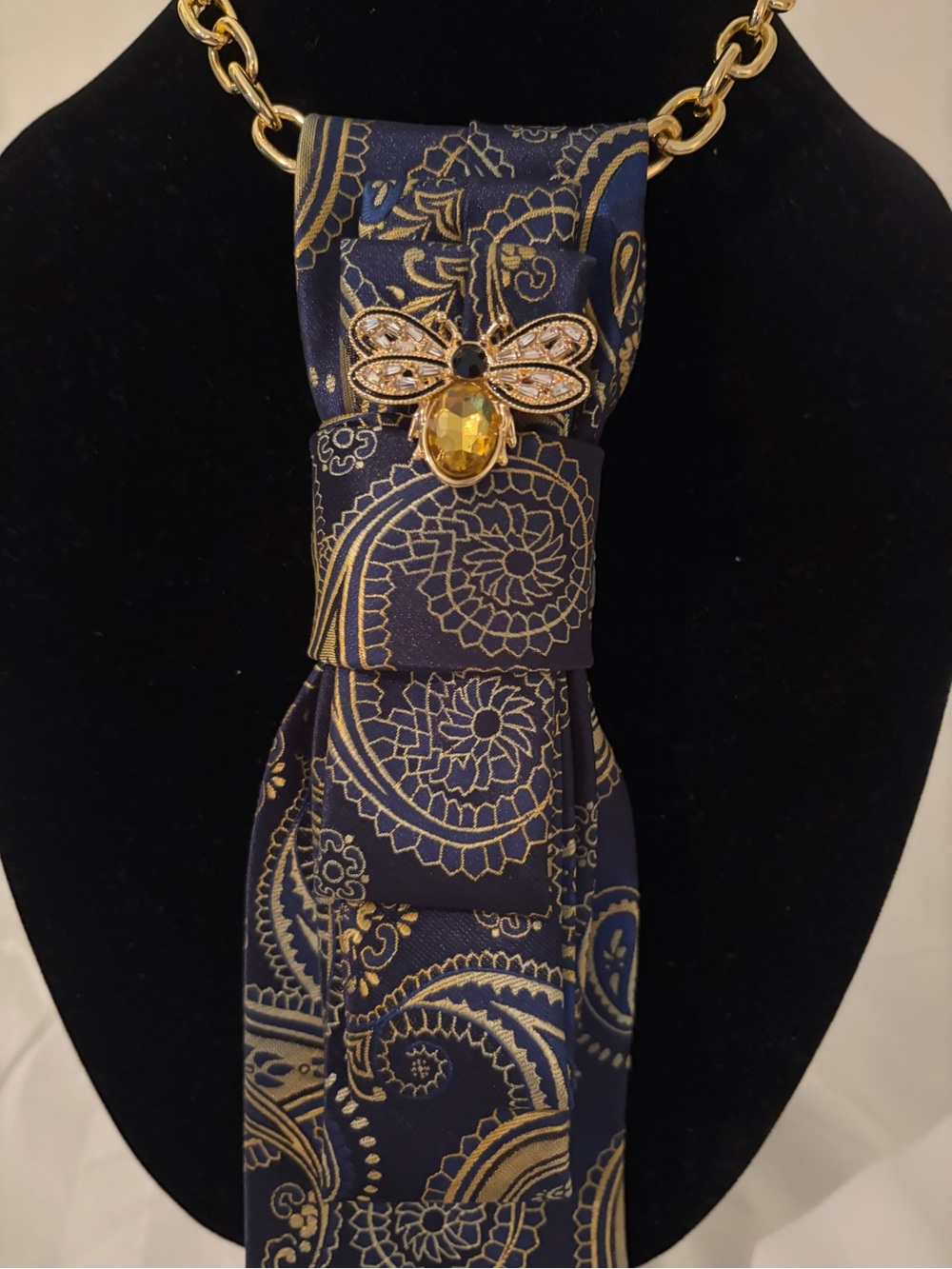 HISDERN Navy and Gold Paisley Tie with Brooche